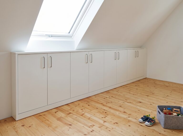 Drempelschrank unter der Dachschräge